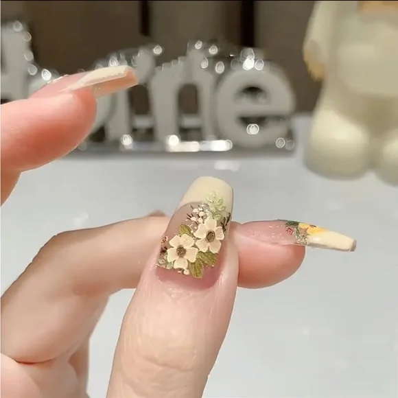 Floral Bee acrylic Nail Art 10 pc Set - Cream & Yellow Reusable French Tip NWT - Picture 6 of 10